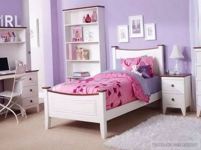 Dormitor în nuanțe roz și violet