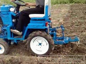 Mini tractor cu mâinile lui în fermă