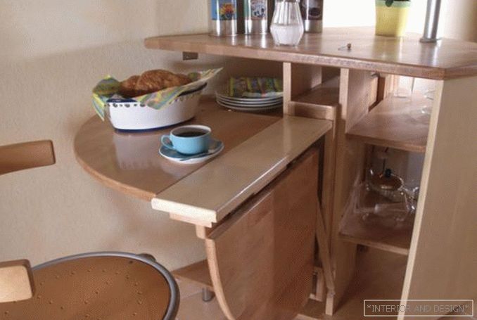 Tabelul din bucătărie - fotografia 1